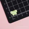 Pajarita Colorida Mini Tamaño Pequeño Clip para Uñas Imán para Nevera Pegamento en Crema Accesorios DIY Parches para Ropa Mayoreo