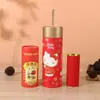 Coisas Boas Acontecem. Latas de Papel com Couplets de Primavera São Personalizadas. Latas de Papel Cilíndricas Vermelhas e Festivas São Especialmente Fornecidas para Impressão de Texto