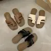 Sandálias bonitas de sola reta para mulheres, uso externo de verão, chinelos estilo retro coreano 2026 com tira para os dedos para a praia