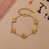 Pulsera de Mariposa con Filamento Láser para Mujer Elegante Versátil Moda Diseño de Cinco Mariposas Fresca y Dulce Joyería de Lujo Ligero