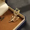 Broche de Rosa Vazado Brilhante Dourado Simples e Elegante, Alfinete Anti-Exposição para Casaco, Acessório para Cardigã para Mulheres