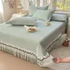 2026 Nuevo Modelo Clase A PE Poliéster Alfombrilla Refrescante de Frijol Hielo Polímero Alto Jacquard Tacto Frío Falda de Cama de Frijol Hielo Juego de Tres Piezas