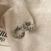 Aretes Metálicos Irregulares para Mujer, Estilo Retro Simple, Elegantes Ear Cuffs, Diseño de Nicho de Lujo Ligero, Aretes de Gama Alta