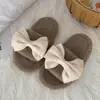 Sapatos de Algodão Doces e Fofos para Meninas com Laço e Pelo, Novo Estilo de Inverno, Aquecimento para Casa, Chinelos Abertos com Tira Única