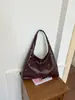Bolso tote de diseño de moda transfronterizo para mujer, nuevo, casual, retro, con tachuelas, gran capacidad, bolso de hombro muy popular para llevar debajo del brazo