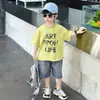 Conjunto de Verão para Meninos 2026 Novo Estiloso Moda Infantil de Verão Camiseta Fina de Manga Curta Conjunto de Duas Peças