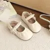 Sapatos de Couro Estilo Coreano para Crianças 2026 Primavera/Outono Novos Sapatos de Princesa com Pérolas de Solado Macio Sapatos Individuais Mary Jane Retrô
