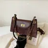 Bolso de axila retro de alta gama para mujer, nuevo de otoño 2026, moda de nicho, bolso pequeño cuadrado versátil de un solo hombro cruzado