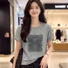 Camiseta de manga corta con diseño único, elegante y estilizada, versátil y moderna, un esencial de la moda primavera-verano