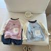 Moda Infantil Fashionável Primavera e Outono Meninos e Meninas 2025 Cor Contrastante Novo Estampa de Desenho Animado Algodão Puro Bebê Manga Longa Bolso com Aba Calça Camiseta