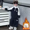 Conjunto de Inverno para Meninos com Veludo Plus, Gola Alta, Zíper, Estilo Coreano, Roupas Esportivas Bonitas para Crianças Pequenas e Crianças Jovens, Conjunto de Duas Peças