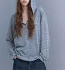Disfrutemos de la temporada perezosa Camiseta con capucha de algodón ligera, ligeramente elástica, con tapeta de media botonadura y rayas de color contrastante para mujer