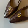 Sapatos Slip-On de Couro Camélia com Salto Fino e Bico Fino, Estilo de Luxo com uma Vibe Sexy