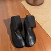Tendencia Colección Otoño 2026: Botas elásticas, de suela plana, con punta redonda para mujer, con diseño que alarga la figura, botines estilo motociclista y botas de montar largas.