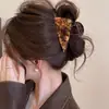 Pinza de Garra de Acetato de Lujo de Gama Alta con Textura Ámbar para Mujer, Nuevo Elegante Pasador de Tamaño Mediano con un Toque Sofisticado, Pinza de Tiburón para Recogido Parcial en la Parte Posterior de la Cabeza