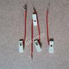 Presión en el dispositivo de prueba, pequeño auricular electrónico de espiga faríngea celda de batería nueva en dispositivo de sujeción paralelo