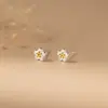 Brincos de Flor de Cinco Pétalas Bicolores Frescos e Simples de Prata S925 Nalan, Requintados e Elegantes, Adequados para o Dia a Dia, Modelo M08473