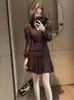 Elegante vestido francês de gola V com mangas compridas na cor marrom Maillard para mulheres, novo modelo de outono de 2026, combinado com uma minissaia de bolinhas