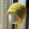 Gorro de Punto de Color Sólido Casual Bordado con Letra para Mujer Otoño Invierno Versátil Streetwear Cálido de Lana Moda Grueso Protección para Orejas