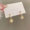 Brincos Elegantes de Camélia com Pérolas Francesas para Mulheres 2026 Novos Tendência Luxo Leve Socialites Tarraxas Moda Versátil Acessórios de Brinco