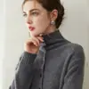 Cardigã de tricô Pin Kang Saini~100% caxemira pura com gola alta para mulheres, apresentando um design exclusivo de botões diagonais