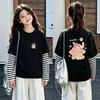 Camiseta de manga larga tipo dos piezas de imitación para niños, colección otoño 2026, para niñas, 100% algodón, cuello redondo, corte holgado, diseño lindo de caricatura, top básico