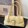 Moda Retrô Tendência 2026 Modelo Novo Feminino Bolsa Baguete de Ombro Único com Rebites e Fivela Decorada para Mulheres