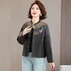 Qualidade garantida, jaqueta curta de seda que reduz a idade para mulheres de meia-idade, apresentando um novo design de bordado estilo chinês, um corte solto, um efeito emagrecedor e um estilo versátil, plus size