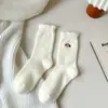 Calcetines de media pantorrilla para mujer, estilo Otoño e Invierno, diseño bordado engrosado, calcetines blancos puros lindos para dormir, calcetines de piso postparto, calcetines cálidos y afelpados con forro polar