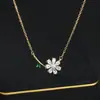 Cadena para clavícula elegante con microincrustaciones de circonita, bañada en oro real, diseño de nicho femenino, collar de margarita, collar simple para estudiante