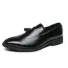Mocassins Slip-On com Franjas Tamanho Grande para Homens, Estilo Britânico Embossado, Sapatos de Couro Casuais de Negócios
