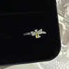 Anillo Abierto Geométrico Exquisito de Circonita Super Hada Elegante Europeo y Americano para Mujer Nicho de Alta Gama Apilable Colorido Tesoro Versátil