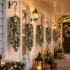 Decoración de pared navideña con agujas de pino, bayas rojas, follaje navideño artificial, flores colgantes de pared, arreglo de escena festiva para Navidad