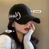 Gorra de béisbol negra de ala dura para mujer, nuevo modelo 2024, circunferencia de cabeza grande, gorra negra tipo pico de pato con letras, ala ancha que hace que la cara se vea más pequeña