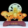 A harmonia no lar traz prosperidade e abundância todos os anos. Artesanato de peixe koi em resina para decoração de casa, ornamentos Ruyi de jade sintético, fornecimento direto da fábrica