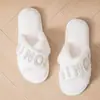 Personalización Soportada estilo ins Zapatillas de Felpa con Letras de Perla y Cruz para Mujer Otoño Invierno Antideslizantes de Fondo Plano para Interior del Hogar de Algodón