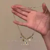 [Lenguaje de las Flores Showa] Collar de Camelia Estilo Francés Dulce Gargantilla de Perlas de Imitación Doble Capa Nuevo Estilo Otoño e Invierno