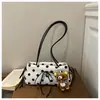 Comercio exterior transfronterizo minimalista con colgante de lunares 2026 terciopelo moda gran capacidad estilo coreano bandolera para el trabajo bajo el brazo para mujer