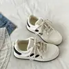 Tênis casuais estilo coreano para mulheres, novos sapatos brancos de sola grossa para o outono de 2026 para combinar com saias, mocassins de nicho, sapatos esportivos