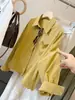 Camisa de manga larga con cuello amarillo para mujer, nuevo diseño de otoño, holgada, moderna, casual, bufanda con cordón, top corto