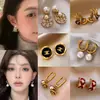 Brincos de Letra com Zircônia e Pérola Agulha de Prata, Elegantes e Versáteis, Brincos Estilo Chanel, Brincos da Moda de Luxo Leve de Alta Qualidade Atacado