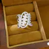 Anillo abierto ovalado retorcido geométrico adornado con circonita, sensación de nicho de alta gama, joyería exquisita de lujo ligero estilo palacio