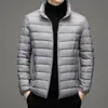 Marca Otoño e Invierno Chaqueta Ligera de Plumas para Hombre, Estilo Corto con Cuello Alto y Capucha, Adecuada para Personas de Mediana Edad y Jóvenes, Delgada y Ligera, Rebaja de Liquidación