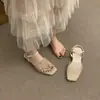 Sandálias pretas elegantes estilo francês Chuyuji Baotou para mulheres com saltos grossos, estilo fada suave, adequadas para viagens e férias, com uma única tira.