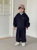 Conjunto infantil outono e inverno, forrado com fleece, estilo esportivo, roupa casual para meninas, nova coleção 2026, moletom e calça para meninos