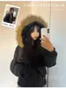 Esta chaqueta corta de plumón extragrande con un gran cuello de piel sintética es increíblemente elegante.. Es un abrigo de invierno para mujer para 2026, diseñado para figuras petite, y cuenta con un nuevo forro de algodón más grueso.