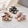Tênis de bebê para outono e inverno, forrados com fleece para aquecimento, novos modelos para meninas, sapatos de algodão com sola macia para meninos, antiderrapantes e leves, sapatos de algodão de camada dupla