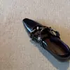 Zapatos Mary Jane modernos y únicos con un tacón discreto, caracterizados por una punta cuadrada y un diseño de una sola tira.