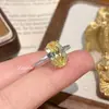 Anel Dazzling Fire-Colored com Flor de Gelo Brilhante Cor Amarelo Ovo de Pombo, Estilo Socialite Luxuoso para Mulheres, Anel para Dedo Indicador Oval com Pedra de Lítio Roxa
