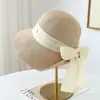 Sombrero de paja versátil de color liso para mujer, de verano, a la moda, con lazo plisado en la parte trasera, sombrero tipo cubo con protección solar y sombra